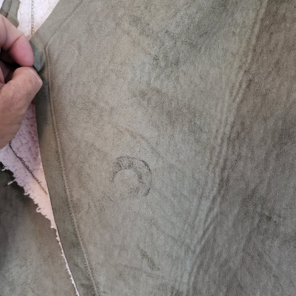 d&co Naturals Faux Suede to Sherpa Reversible Vest Size XL Olive FLAW - Picture 3 of 7